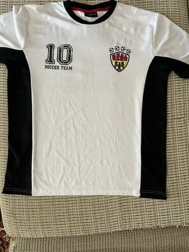 fhn forma: Ağ və qara rənglərdə olan bu futbol maykası, “10 SOCCER TEAM” yazısı — 1
