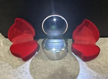 Məhsul: LED işıqlı üzük/qolbaq qutusu – gül formalı Təsvir: - Zərif