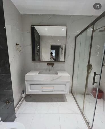 qapi aksesuarlari: Mərmər effektli ağ rəngdə divara quraşdırılan dolablı unitaz. Dolabda — 3