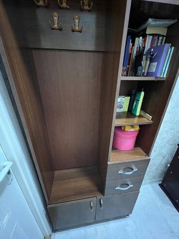 вешалка настенная в прихожую: Dolab / Şkaf: 📌 Taxta materialdan, yaxşı vəziyyətdədir. 📌 Geyim asmaq — 2