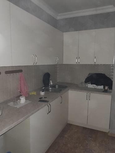 Mətbəx mebeli dəsti – L şəklində, açıq krem rəngli fasadlar və metal — 2