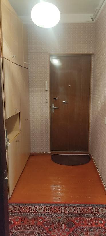 70 m2-lik köhnə tikili mənzil kirayə verilir. Mərtəbə 3/9. Qaz,su,işıq — 3