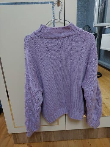 женские свитера из мохера: Bu bənövşəyi rəngdə qadın sviteri, geniş trikotajlı qol detallarına və — 2