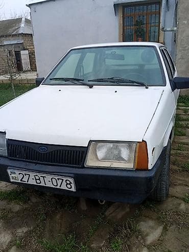 диски на ваз 21099: VAZ 21099, ağ rəng, sedan kuzov. Xüsusiyyətlər: - Kuzov: 4 qapılı — 6