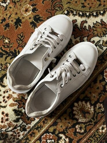 Ağ rəngli klassik idman tərzli ayaqqabı - Material: hamar üst səth lalafo.az -da Ağ rəngli klassik idman tərzli ayaqqabı - Material: hamar üst səth