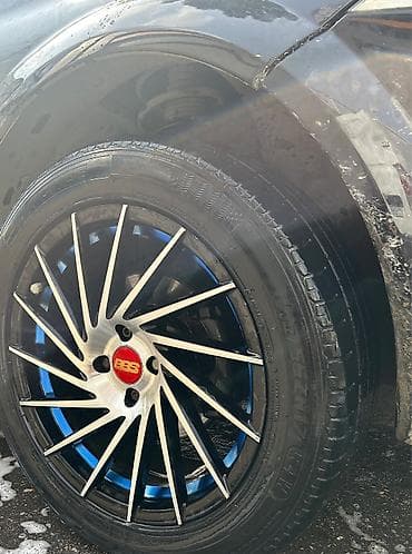 uaz tekerleri: Brendinə məxsus təkərli yüngül lehimli avtomobil diski. Bu disk qara — 1