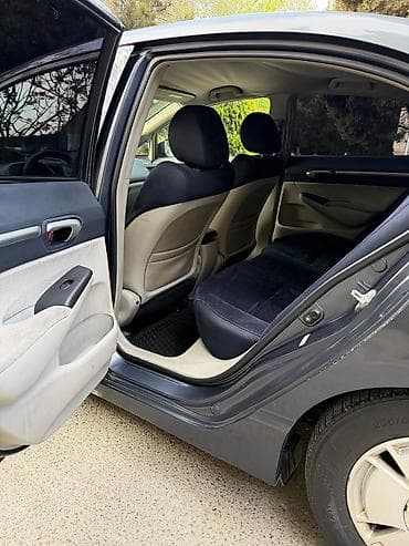 ford 8 1: Honda Civic: 1.3 l | 2007 il Sedan — 6
