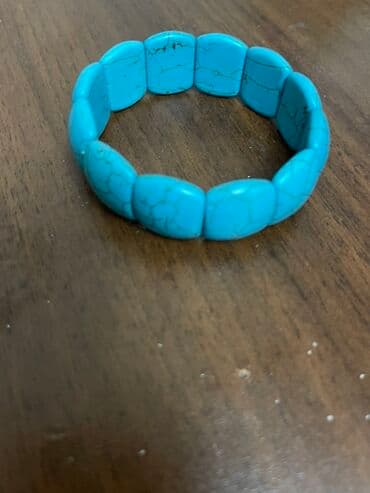 Elastik bant üzərində düzbucaqlı formalı firuzəyi rəngli daşlardan