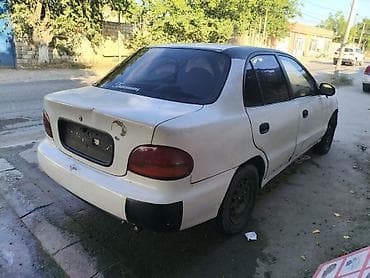 07 stop: Hyundai Accent: 1.5 l | 1995 il Sedan — 4