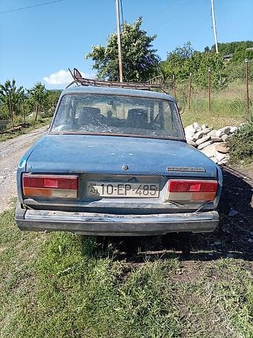vito yan guzgu: Lada 2107, mavi rəng. Sedan kuzov, arxa ötürücü. Ön və arxa tərəfdən — 2