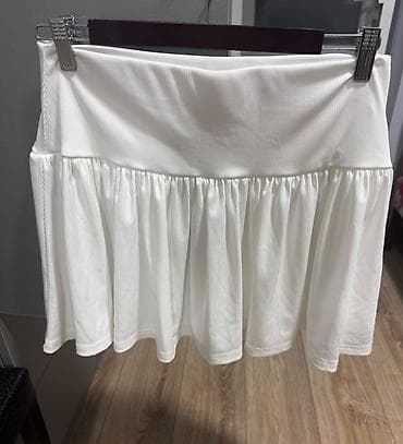 Baş geyimləri: Ağ mini ətək - Model: Yığma aşağı hissəli, geniş bel zolağı olan mini — 1