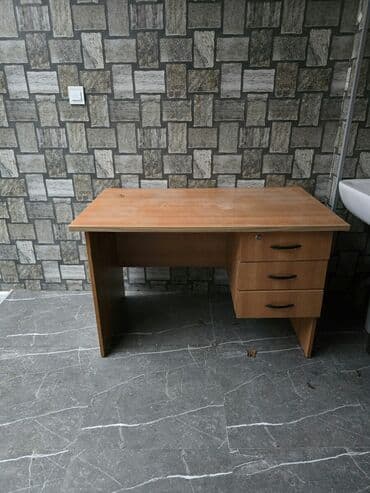 İşlənmiş, İşçi üçün, Kvadrat masa lalafo.az -da İşlənmiş, İşçi üçün, Kvadrat masa