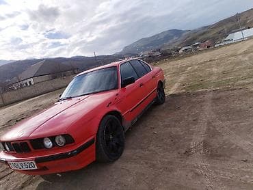 06 diskleri: BMW 5 Series E34 sedan – qırmızı rəng, 4 qapı, 1990‑cı illərin klassik — 10