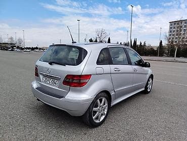 ucuz mercedes: Mercedes-Benz B-Class, gümüşü rəngli kompakt hetçbek. Xarici — 4