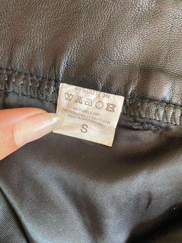 qısa qadın ətəkləri: Qara rəngdə, ön düyməli, iki yan cibə və iki arxa cibə malik bu mini — 2