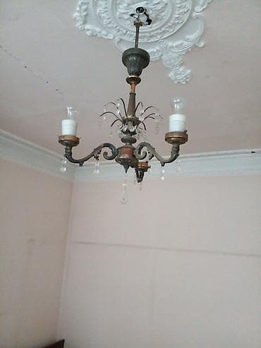 divarda fiqurlar: Dairəvi formada, metal materialdan hazırlanmış bəzək qalxanı. Üzərində — 7