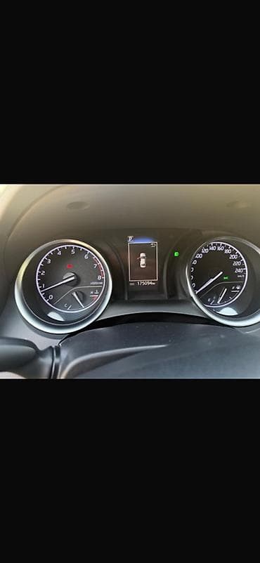 camry stop: Toyota Camry – ağ rəng, sedan kuzov, dinamik və zərif dizayn — 9