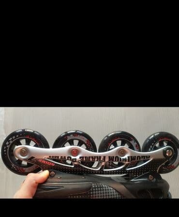 Trenajorlar: Dörd təkərli qara rəngli inline konkisi. Alüminium çərçivəyə malikdir — 2