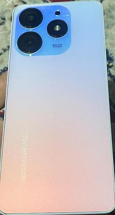 telefon daslar: Tecno Spark — 1