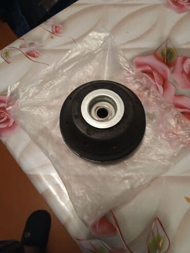 Bu, avtomobillər üçün nəzərdə tutulmuş qara rəngli bir amortizator