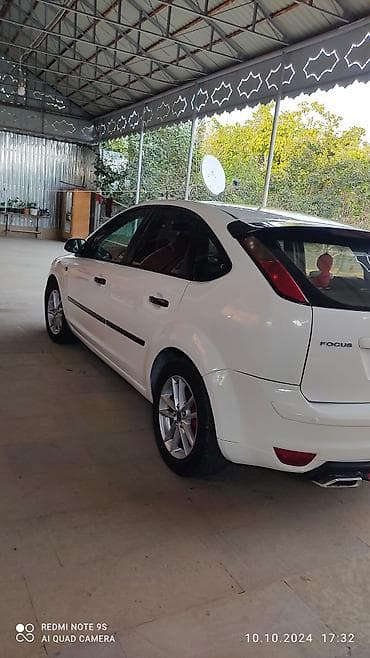 niva maşın: Ford Focus, ağ rəng, 5 qapılı hetçbek. Xarici: - Aqressiv ön bamper — 3