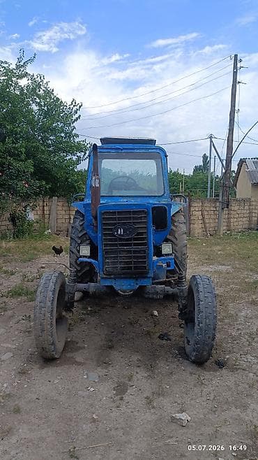 maşın radiatoru: Mavi rəngli MTZ 80 tipli traktor lafet və mala sürülən traktordu real — 1