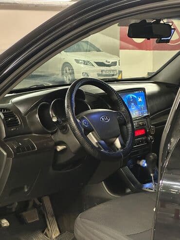 kreditle maşin: Qara rəngdə olan Kia Sorento avtomobilinin salonu. Sükan dəri örtüyə — 1