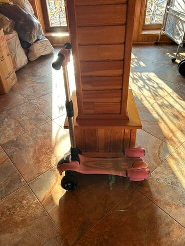 uşaqlar üçün tekerli krosovkalar: Uşaqlar üçün çəhrayı rəngdə, üç təkərli skuter. Bu skuter dayanıqlı — 3