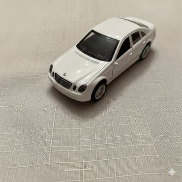 maşın kolleksiyası: Ağ rəngli sedanın maketi – realist kolleksiya modeli - Material — 8