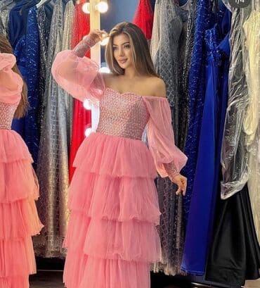 Razmer 36;38;40 korsetdir.Çəhrayı rəngdə, çiyinləri yuxarı qalxır