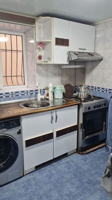 Mətbəx mebeli dəsti - Rəng: ağ parlaq fasadlar, tünd ağac naxışlı