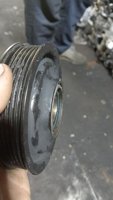 mersedes 208d: Qara rəngdə, çoxzolaqlı, istifadəyə yararlı avtomobil dəmirçisi. Bu — 2