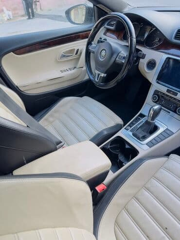 фольксваген пассат сс: Volkswagen CC, ağ kuzov və açıq rəngli-süet/deri kombinasiyalı salon — 16