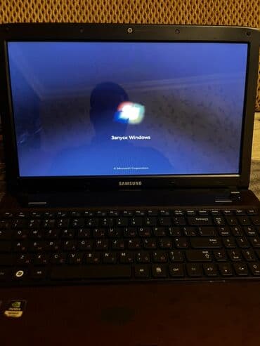 Samsung noutbuk Xüsusiyyətlər: - Ekran: təxminən 15.6" - Prosessor