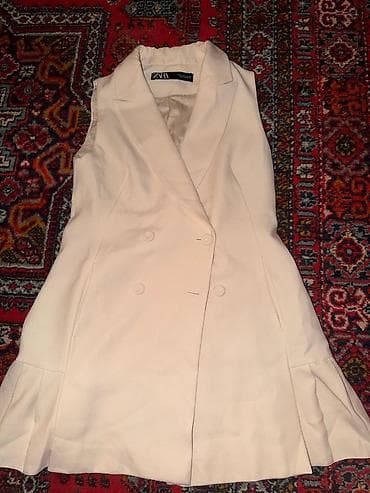 kofta: Çoxlu geyim dəsti 1) Zara Woman – krem rəngli, qolsuz, ikiqat düyməli — 2