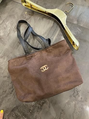 Chanel tote çantası – qəhvəyi süet gövdə, qara dəri qolbaqlar və ön