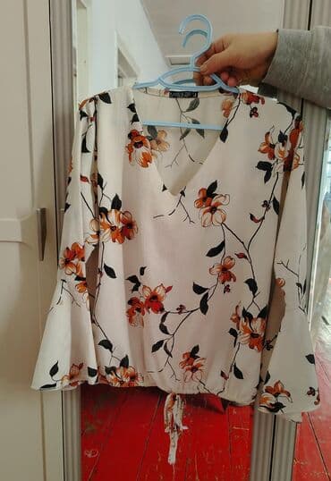 kiraye ziyafet: Qadın geyim dəsti – 4 ədəd 1) Tünd məxməri-bordo rəngdə uzun don - — 8