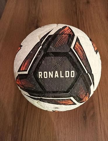 ronaldo real madrid forması: Məhsul: Futbol topu – “RONALDO/CR7” temalı Xüsusiyyətlər: - Dizayn — 1