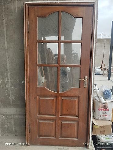 Təcili münasib qiymətli taxta qapılar satılır.4 ədəd şüşəli, 2