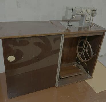 Aristonlar: Mexanik tikiş maşını və qatlanan şkaf-stol dəsti - Tip: Pedallı — 1