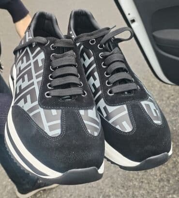 krasofka qiz ucun: Kişi krossovkası. 40 razmerdi. yenidir. Baha qiymətə alinib. Ucuz — 1