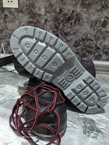 белые резиновые сапоги: İş ayaqqabısı 44 razmer,20 manatSaray qəsəbəsiünvandan götürmə,uc — 2
