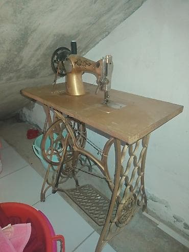 1951 ci ilin Ayaq pedallı tikiş maşını – klassik metal çərçivə və