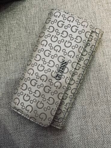 Guess cüzdan.Baha alınıb lakin 2 tərəfində cuzi defekt olduğu üçün 25