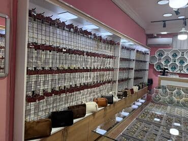 qizilin qramin qiymeti: Satılır; yalnız mebellər içindəki setkalar və qarmaqlar. Vitrində olan — 7