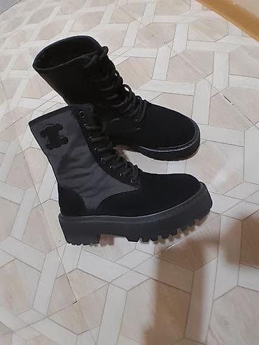 Nabukdu,içi mexsizdi.Celine İtalia fırmasıdı,razmeri 38. baha alınıb