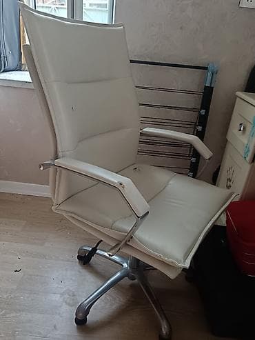 dolap ofis: Ağ rəngli ofis kreslosu. Hündür arxa söykənəcəyi və yumşaq oturacaq — 1