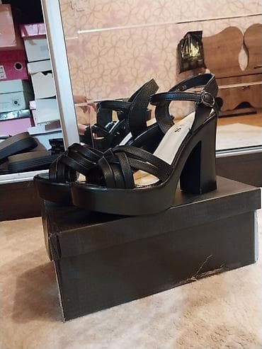 Basanoşka və səndəllər: Təzədi heç geyinilməyib Qadın platforma sandal - Rəng: qara - Model — 2