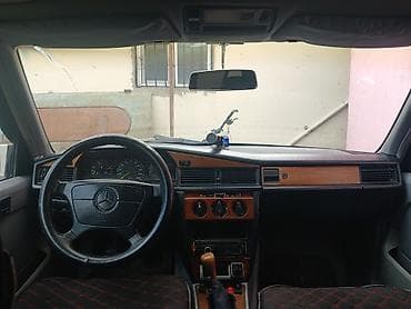 190 mator: Mercedes-Benz 190 (W201): 2 l | 1992 il Sedan — 2