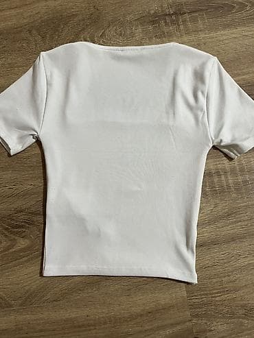 Ağ rəngli qadın bluz/köynək - Model: qısaqol, bədənə oturan siluet -